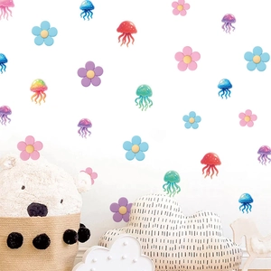 Vue détaillée des autocollants muraux de méduses et fleurs dans une chambre d'enfant