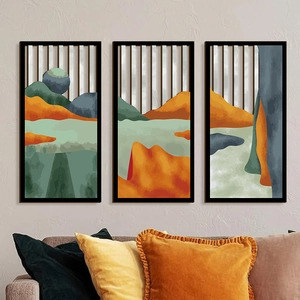 Detailansicht eines 3er-Sets abstrakter moderner Wandbilder in einem stilvollen Wohnzimmer