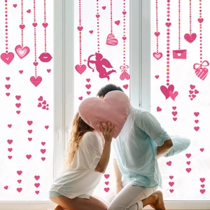 Dettaglio di adesivi per finestre di San Valentino con Cupido e cuori decorativi
