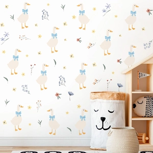 Détail d'un sticker mural bohème représentant une oie blanche avec nœud bleu et fleurs