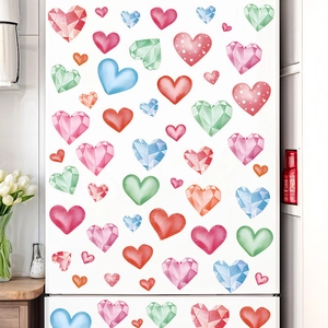 Bunte herzförmige statische Fensteraufkleber am weißen Kühlschrank zur Dekoration