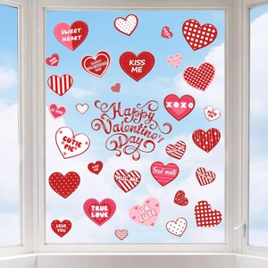 Adesivi per vetri a cuore per San Valentino con frasi romantiche su sfondo di finestra