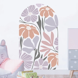 Détail d'un sticker mural arche florale bohème dans une chambre d'enfant aux tons doux