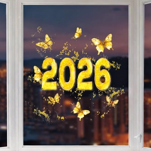 Detail von goldenen 2026 Aufklebern und Schmetterlingen an einem festlichen Fenster