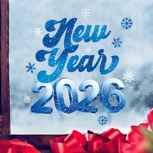 Nahaufnahme von 2026 Neujahr Fensteraufkleber auf Glas mit verschneiter Landschaft