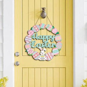Λεπτομέρεια ξύλινης πινακίδας Happy Easter με λευκό κουνέλι και πολύχρωμα πασχαλινά αυγά