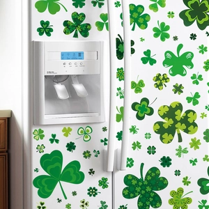 St. Patrick's Day Kleeblatt Aufkleber auf einer weißen Kühlschrankoberfläche präsentiert