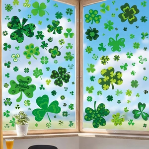 St. Patrick's Day Fensteraufkleber mit grünen Kleeblättern und festlichen Schriftzügen