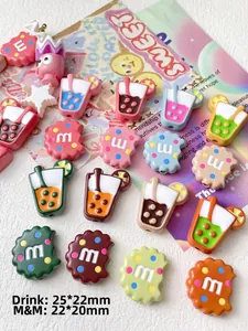 Detailansicht von Resin Bubble Tea und Keks Anhängern für DIY Schmuckherstellung