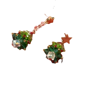 Handgemaakte kerstboom oorbellen met groene kristallen kralen en gouden sterren