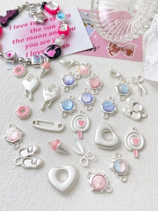 Vista piatta di accessori fai-da-te in smalto rosa e blu per bracciali e collane