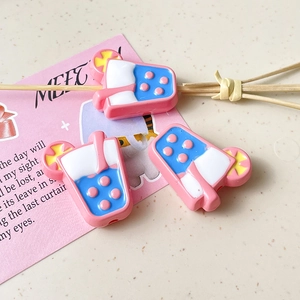 Detail von DIY Bubble Tea Harzanhängern in Rosa und Blau für Armbänder und Ketten
