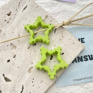 Lime πράσινα οδοντωτά αστέρια για DIY κοσμήματα σε διακοσμητικό πέτρινο φόντο