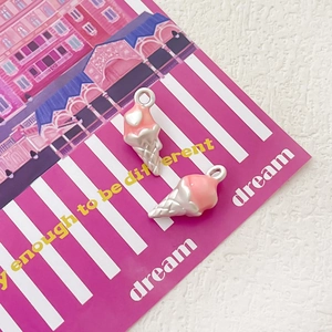 Dettaglio di ciondoli a forma di cono gelato rosa e argento per gioielli fai da te
