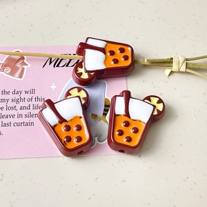 Detailansicht von drei Bubble Tea Anhängern aus Harz für DIY Armbänder und Halsketten