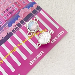 Dettaglio del ciondolo in resina marmorizzata blu e rosa con doppi ganci per gioielli DIY