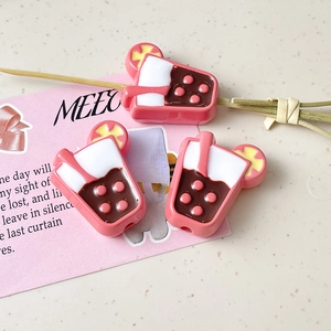 Makroaufnahme von rosa Bubble-Tea-Anhängern aus Harz mit Zitronenscheiben für DIY-Schmuck