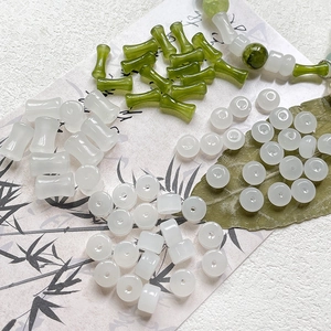 Perle di vetro verdi e bianche a forma di bambù per gioielli fai-da-te con estetica orientale