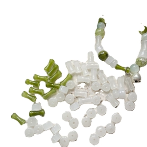 Perle in vetro stile bambù verde e bianco con campanellino per creazione gioielli