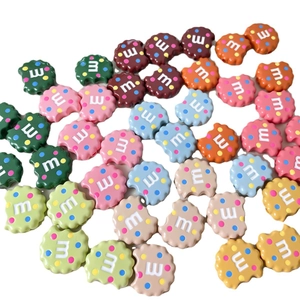 Bunte Harzperlen im m-Buchstaben-Keks-Stil für DIY-Armbänder und Halsketten