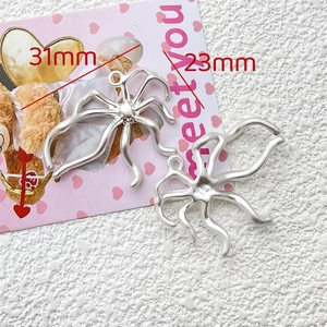 Silver spider-shaped matte metal pendant charms with dimensions 31mm by 23mm