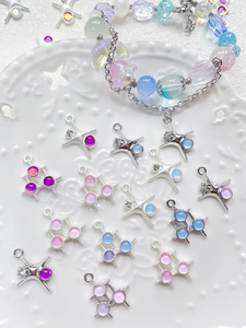 Detail von sternförmigen Legierungsanhängern und bunten Harzperlen für DIY-Schmuck