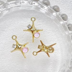 Detailansicht goldener Sternanhänger mit rosa Katzenaugenstein für DIY Schmuckstück