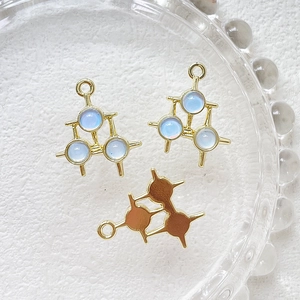 Makro-Detail des goldenen Dreieck-Anhängers mit blauem Opal für DIY-Schmuckherstellung