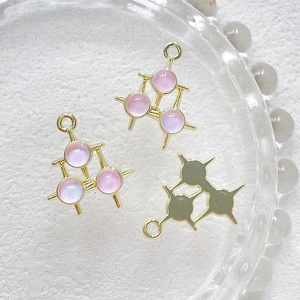 Makro-Detail von rosa Edelstein-Anhängern mit Goldfassung für DIY-Schmuckherstellung