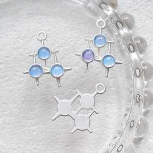 Detail von silbernen Sternanhängern mit blau-violetten Mondsteinen für DIY-Schmuckherstellung