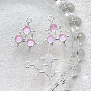 Detailsicht der rosa Edelstein-Anhänger mit Silberrahmen für DIY-Schmuckherstellung