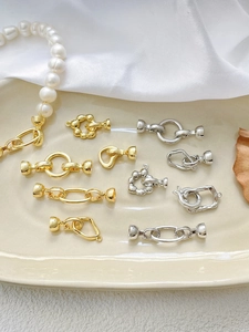 Vue macro de fermoirs en or 14k plaqué pour la création de bracelets en perles