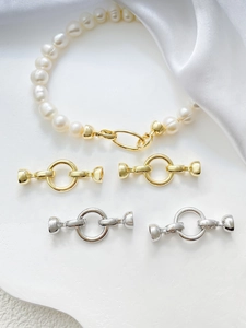 Vue macro de fermoirs pour colliers de perles plaqués or 14k sur fond de soie élégant