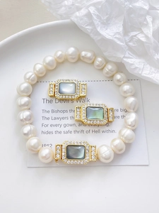 Détail de fermoirs pour bracelet perles en plaqué or avec incrustation de nacre