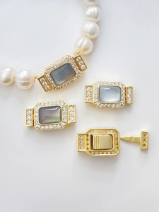 Détail d'un fermoir rectangulaire en nacre dorée avec pavé de zircons pour bijoux DIY