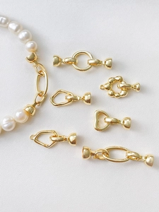 Vue détaillée des fermoirs pour perles plaqués or 14k pour la création de bijoux