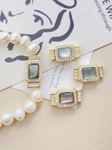Détail de fermoirs en nacre et plaqué or avec zircons pour la création de bijoux DIY