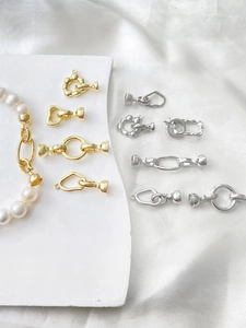 Détail de divers fermoirs de perles plaqués or 14k pour la création de bijoux DIY