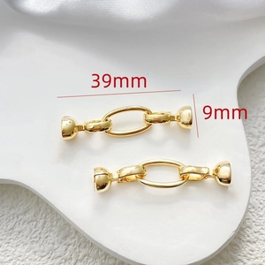 Vue macro du connecteur de bijoux 39mm plaqué or 14 carats pour colliers de perles