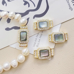 Fermoir rectangulaire doré avec nacre et zircons pour colliers de perles