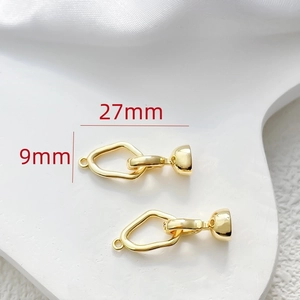 Détail macro du connecteur de bijoux irrégulier plaqué or 14k pour colliers DIY
