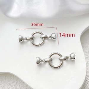 Gros plan de fermoirs à perles argentés pour bijoux DIY avec une longueur totale de 35mm