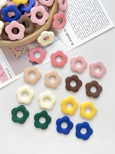 Vue à plat de petites fleurs en résine pour bricolage DIY en plusieurs couleurs mates