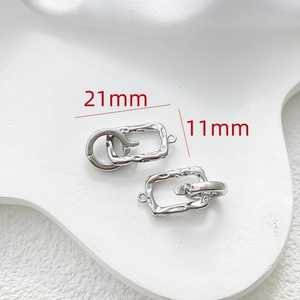 Vue macro des fermoirs à bijoux martelés argentés avec dimensions de taille de 21 mm