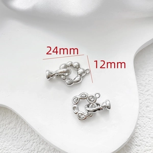Gros plan d'un fermoir à bascule OT argenté avec placage 14 carats et accents de zircon