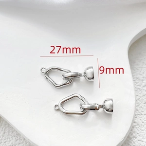 Vue macro du connecteur de bijoux universel 27mm pour colliers DIY