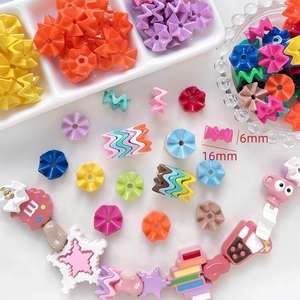 Macro-opname van 6mm en 16mm golvende acrylkralen voor DIY sieraden maken