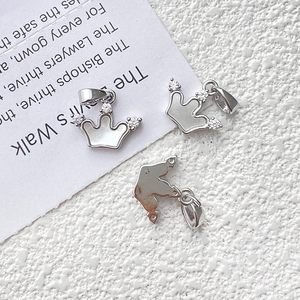 Detalles de colgantes de corona de plata con nácar blanco y piedras de circonio