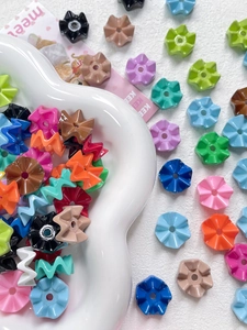 Macro-opname van kleurrijke stervormige acryl kralen voor DIY-sieraden en kettingen