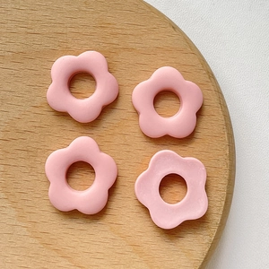 Charm's fleurs en résine rose sur plateau en bois pour bijoux et accessoires DIY